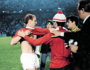 El 15 de mayo de 1968, el Real Madrid cay¨® en las semifinales de la Copa de Europa ante un gran Manchester United. En la imagen, tras finalizar el partido de vuelta los aficionados del United saltaron al c¨¦sped para hacerse con las camisetas de sus ¨ªdolos. Especialmente con la del capit¨¢n, Bobby Charlton.