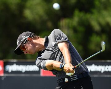 El golfista australiano Golf Lucas Herbert golpea la bola en el Australian Open qye se celebra en Sídney.