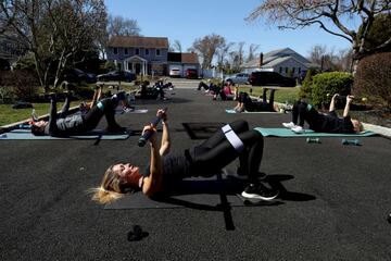 Jamie Benedik, profesor de acondicionamiento en West Islip (Nueva York), no quiso dejar tirados a sus alumnos por el cierre de los tres gimnasios para prevenir la expansión del coronavirus en su área. Ni corto ni perezoso, guardando las distancias y dado que el ejercio al aire libre no está prohibido, convocó una clase en plena calle. 