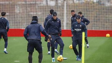 07-12-23. MAREO (GIJÓN). CHRISTIAN RIVERA Y ROQUE MESA, DURANTE EL ENTRENAMIENTO DEL SPORTING.