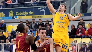 GRAF6655. LAS PALMAS DE GRAN CANARIA, 24/01/2018.- El jugador del Herbalife Gran Canaria Xavi Rabaseda (d) y los jugadores del Galatasaray Adas Juskevicius (c) y Dwight Hardy (i) durante el partido de Eurocup que ambos equipos disputan hoy en el Gran Cana