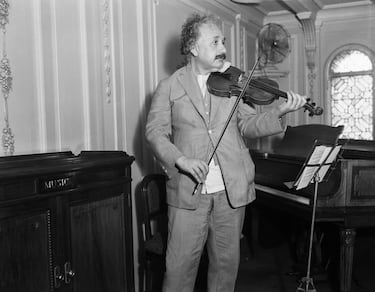Albert Einstein tocando el violín en 1932.