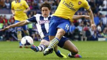 Wilshere pudo marcar en esta acción, pero no acertó.