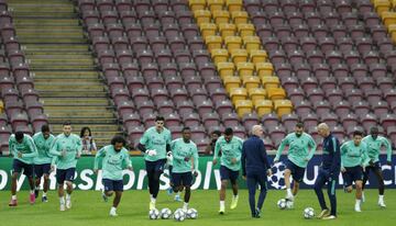 Zinedine Zidane y David Bettoni con los jugadores.