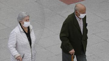 Un matrimonio mayor pasea en su franja horaria este sábado.