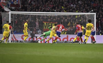 Saúl Ñíguez recibe el pase de Filipe Luis, dispara a portería, el balón es desviado por Akanji antes de entrar en la portería y corvertirse en el gol 1-0 del partido 
