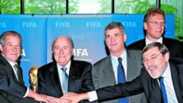 <b>UNIDOS. </b>Laurentino Dias, Gilberto Madail, Joseph Blatter, Ángel Villar y Jaime Lissavetzky.