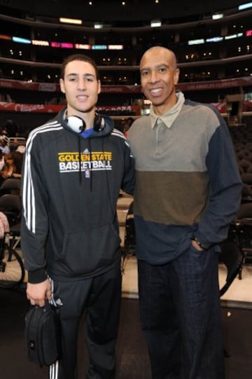 Klay Thompson, de Golden State Warriors, posa junto a su padre Mychal Thompson, ex-jugador de la NBA.