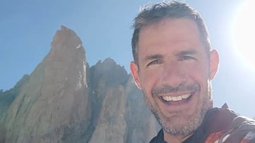 El alpinista, escalador y experto en salto BASE Jonathan Trango sonriendo vestido con su traje de alas frente al Grand Capucin (Mont Blanc), en los alpes italianos, en julio del 2022. 