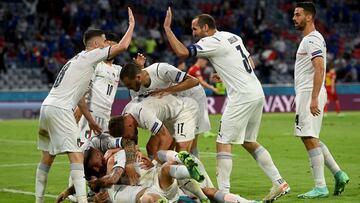 MUNICH, GERMANY - JULY 02: Nicolo Barella of Italy celebrates with team mates after scoring their side&#039;s first goal during the UEFA Euro 2020 Championship Quarter-final match between Belgium and Italy at Football Arena Munich on July 02, 2021 in Muni