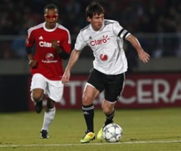 Edgard Davis: El holandés (de rojo) vino a Chile a jugar un partido de exhibición de Messi y sus amigos.