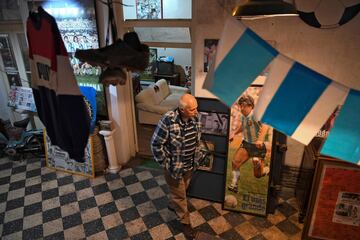 Visitamos la casa en la que vivió el astro argentino durante su etapa como futbolista del Argentinos Juniors (1978-1980) en el barrio de La Paternal en Buenos Aires. La vivienda se ha convertido en un curioso museo. En la foto, Alberto Pérez, director del