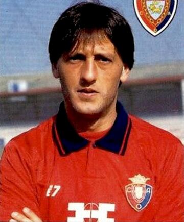 Se form¨® como futbolista en las categor¨ªas inferiores del Barcelona, jugando en el filial desde 1986 hasta 1988. Milit¨® en el Osasuna desde 1989 hasta 1994.