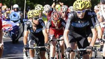 <b>SINFONÍA SKY. </b>Froome tira de Wiggins en la última subida una vez que se retiró Porte (izquierda) de la cabeza. Detrás resisten Evans, Nibali, Menchov, Taaramae...