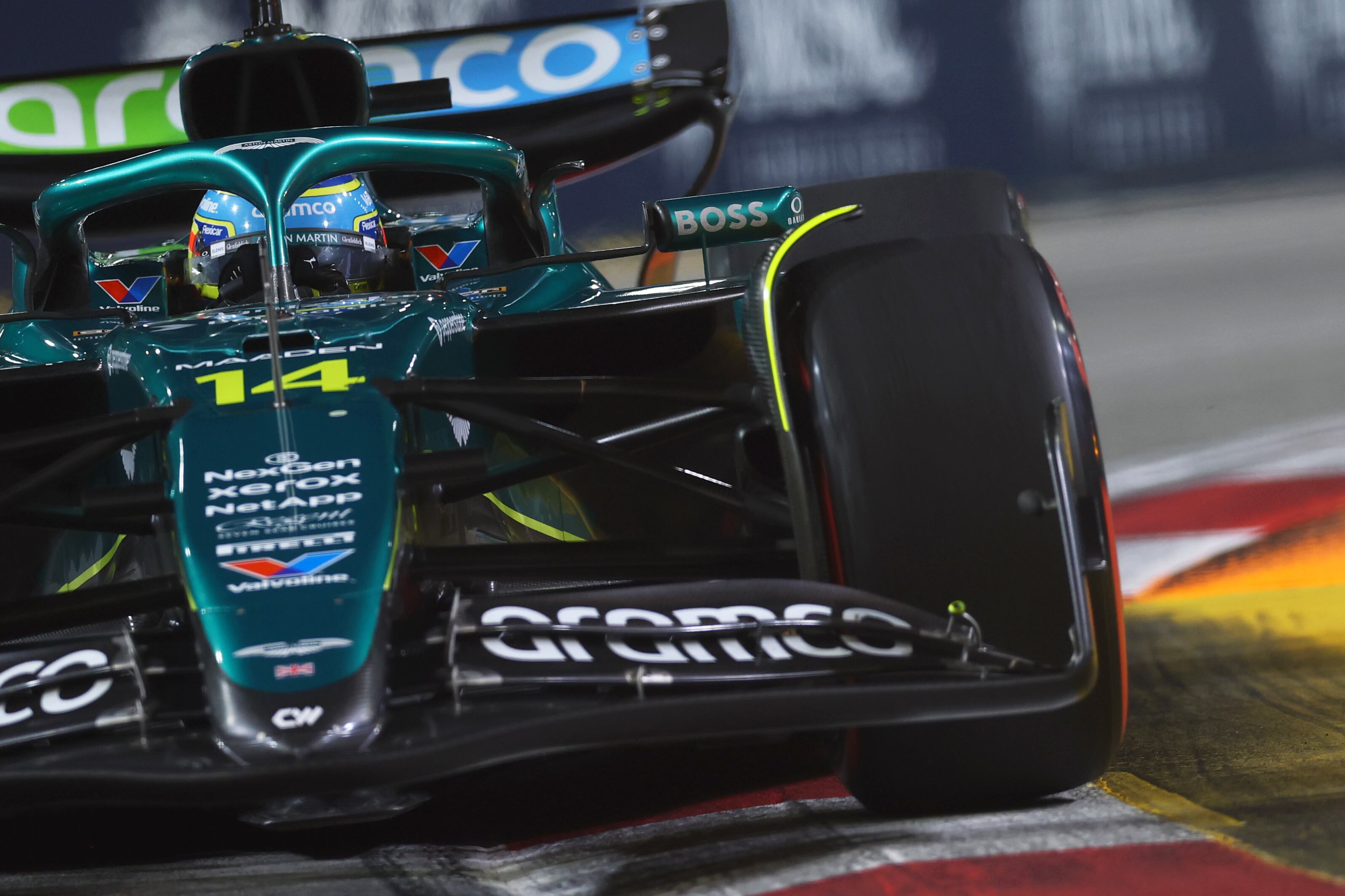 Fernando Alonso (Aston Martin AMR25). Marina Bay, Singapur. F1 2025.