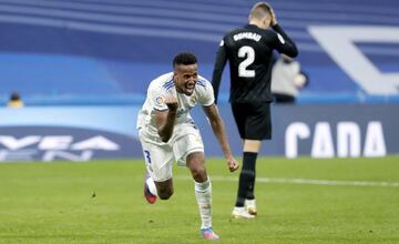 Militao celebra el tanto ante el Elche.