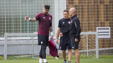 Herrerín enseña su zona tocada.