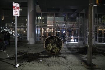 El mobiliario urbano resultó dañado durante las celebraciones en Filadelfia por el título de la Super Bowl de los Philadelphia Eagles.