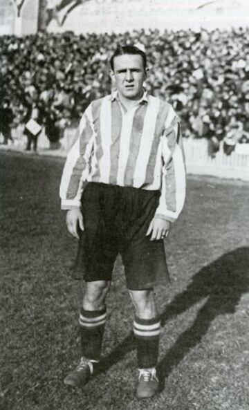 Jugó desde 1929 hasta 1940 un total de marcando un total de 148 goles.