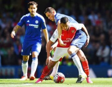 Alexis Sanchez lucha la pelota con Nemanja Matic en Stamford Bridge.