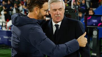 MADRID, 01/02/2024.- El entrenador del Real Madrid Carlo Ancelotti (d) charla con José Bordalás, entrenador del Getafe CF, antes del inicio del partido de la jornada 20 de LaLiga EA Sports que enfrenta al Getafe CF y al Real Madrid hoy jueves en el Coliseum. EFE/Juanjo Martín
