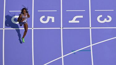 US' Sha'Carri Richardson crosses the finish line to win the women's 100m heat of the athletics event at the Paris 2024 Olympic Games at Stade de France in Saint-Denis, north of Paris, on August 2, 2024. (Photo by Jewel SAMAD / AFP)