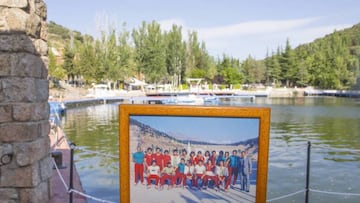 Foto del Atl&eacute;tico 1972-73 que hizo la primera pretemporada en San Rafael. Hoy todo ha cambiado all&iacute;, detr&aacute;s de donde los rojiblancos posaban, todo, menos el murete de la izquierda. 