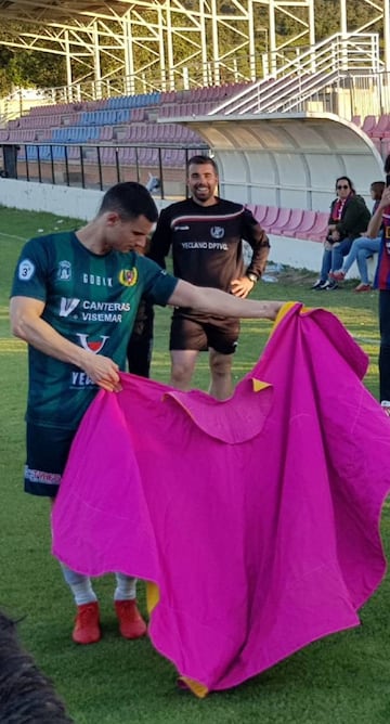 Miguel Serna celebra el primer puesto del Yeclano tras marcar en el último segundo el gol de la victoria.