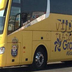 Pintan un 'Vitolo Traidor' en el bus de Las Palmas en Sevilla