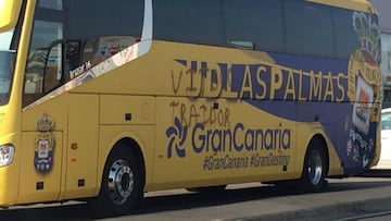 El bus de Las Palmas en Sevilla, con la pintada en el lateral.