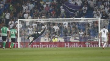 Real Madrid - Betis. Ocasión de Cristiano Ronaldo, que estrella el balón en el larguero.