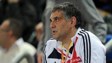 (FILES) In this file photo taken on March 9, 2012 Toni Minichiello, coach of Britain's Jessica Ennis, watches Ennis compete in the women's pentathlon high jump at the 2012 IAAF World Indoor Athletics Championships at the Atakoy Athletics Arena in Istanbul. - Minichiello, one of Britain's leading track and field coaches, has been given a life ban on August 9, 2022 after an investigation found he had engaged in "sexually physical behaviour" with athletes. (Photo by Adrian DENNIS / AFP)