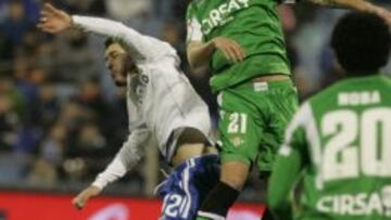 Ca&ntilde;as cabecea un bal&oacute;n en el partido de Liga que enfrent&oacute; a Zaragoza y Betis en La Romareda.