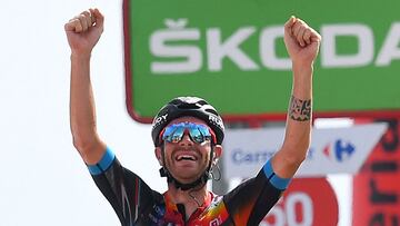 Team Bahrain's Italian rider Damiano Caruso celebrates as he wins the 9th stage of the 2021 La Vuelta cycling tour of Spain, a 188 km race from Puerto Lumbreras to Alto de Velefique, on August 22, 2021. - Bahrain Victorious rider Damiano Caruso won today's mountainous stage 9 of the Vuelta a Espana as Primoz Roglic strengthened his grip on the overall lead coming third behind Movistar's Enric Mas. (Photo by Jose Jordan / AFP)