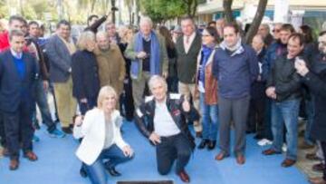 Agostini posa con la alcaldesa de Jerez junto a su estrella en el Paseo de la Fama.