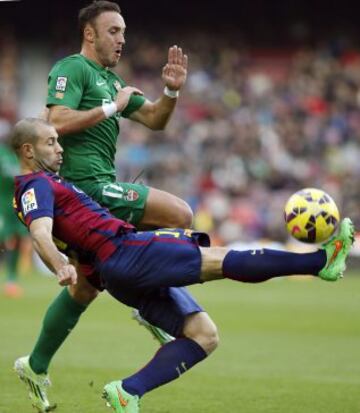 El defensa argentino del FC Barcelona Javier Mascherano despeja el balón ante el centrocampista del Levante Jordi Xumetra durante el partido de la vigésimo tercera jornada de liga de Primera División.