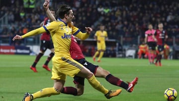 Juventus' Federico Bernardeschi kicks the ball past Cagliari's Simone Padoin during the Serie A soccer match between Cagliari and Juventus in Cagliari, Italy, Saturday, Jan. 6, 2018. (Fabio Murru/ANSA via AP)