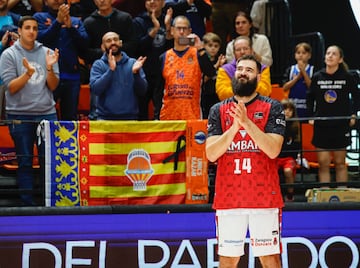 Bojan Dubljevic, emocionado, tras la ovaci¨®n de La Fonteta, en su vuelta.