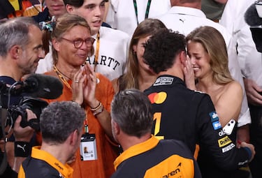 Lando Norris celebra con su pareja, la actriz y modelo portuguesa Margarida Corceiro, su primer título de campeón del mundo.