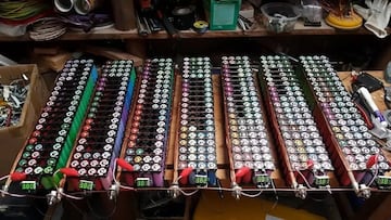 Un hombre mantiene su casa con energía autónoma desde 2016 usando baterías de portátiles: ahora tiene 24 paneles solares adicionales