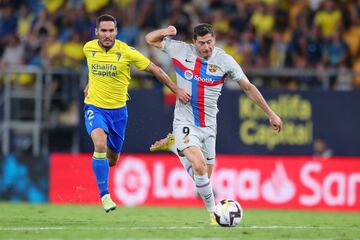 Robert Lewandowski del FC Barcelona lucha por la posesión con Joseba Zaldua del Cádiz CF