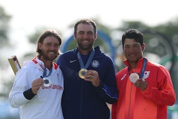(From L) Silver medallist Britain's Thomas Fleetwood, gold medallist US' Scottie Scheffler and bronze medallist Japan's Hideki Matsuyama pose for pictures on the podium after round 4 of the men�s golf individual stroke play of the Paris 2024 Olympic Games at Le Golf National in Guyancourt, south-west of Paris on August 4, 2024. (Photo by Emmanuel DUNAND / AFP)