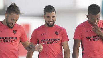 Dabbur, entre Gudelj y Koundé.