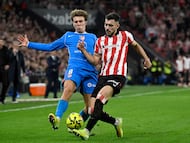 Atletico Madrid's Spanish midfielder #08 Pablo Barrios fights for the ball with Athletic Bilbao's Spanish defender #04 Aitor Paredes during the Spanish league football match between Athletic Club Bilbao and Club Atletico de Madrid at San Mames Stadium in Bilbao on December 6, 2025. (Photo by ANDER GILLENEA / AFP)