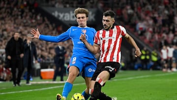Atletico Madrid's Spanish midfielder #08 Pablo Barrios fights for the ball with Athletic Bilbao's Spanish defender #04 Aitor Paredes during the Spanish league football match between Athletic Club Bilbao and Club Atletico de Madrid at San Mames Stadium in Bilbao on December 6, 2025. (Photo by ANDER GILLENEA / AFP)