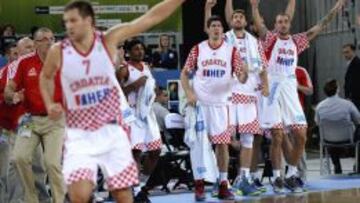 El banquillo croata celebra una canasta de Bogdanovic durante el partido ante Ucrania.