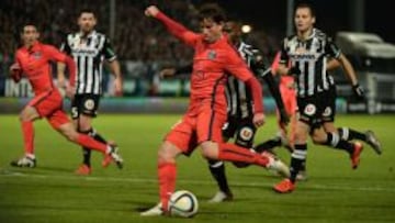 Maxwell intenta un remate durante el Angers - PSG de la Liga francesa.