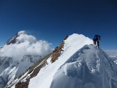 Su cumbre alargada le da nombre: una cima “ancha” que fue conquistada en 1957 por un grupo de alpinistas austriacos.