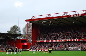 Minuto de silencio en el estadio de City Ground por las víctimas de la DANA momentos antes de comenzar el encuentro de la Premier League entre el Nottingham Forest y West Ham.