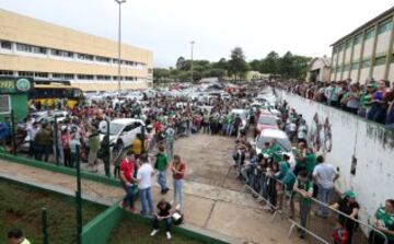 Los hinchas de Chapecoense lloran a sus jugadores.